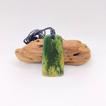Load image into Gallery viewer, Putiputi Flower Jade Toki Pendant