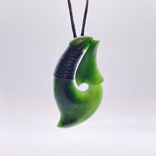 Load image into Gallery viewer, Kawakawa Ridge-bound Hei Matau Hook Pendant
